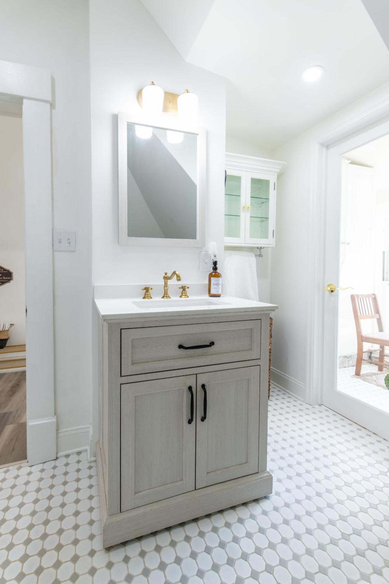 Loft On Capital - Ideally Located To Distilleries Frankfort Bagian luar foto